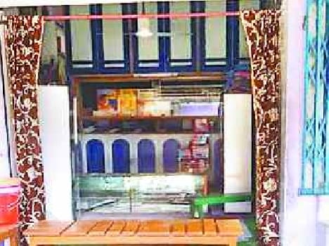 Jewelry store robbery, breaking the shutter